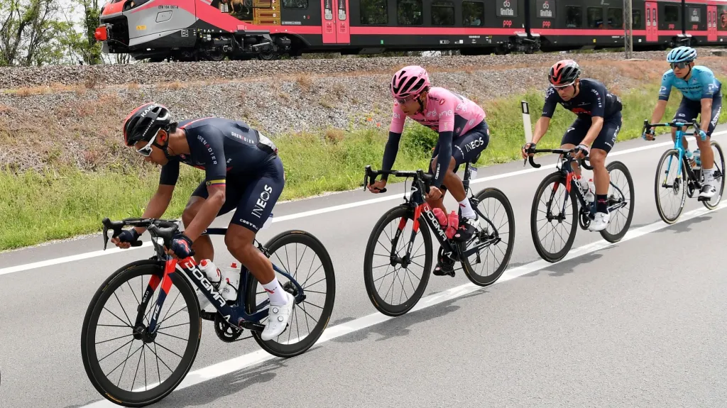 Bernalův Ineos Grenadier v etapě na Monte Zoncolan