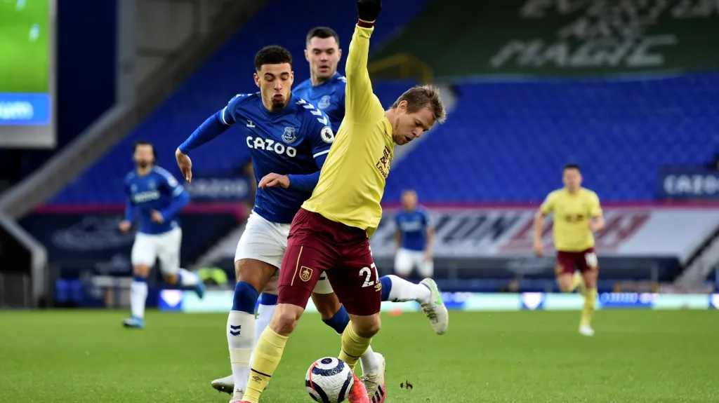 Matěj Vydra s míčem před Benem Godfreyem z Evertonu