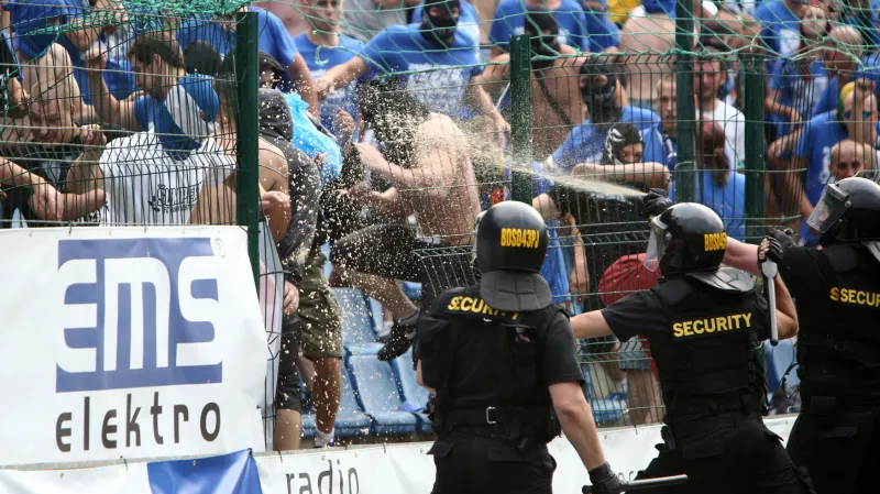 Souboj ochranky a chuligánů ve Zlíně