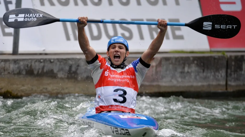 Kajakář Jiří Prskavec se raduje z vítězství