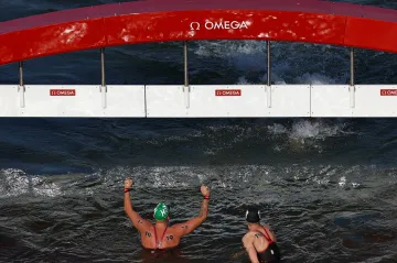 Maďar Kristóf Rasovszky (vlevo) se raduje z vítězství na Hrách v Paříži