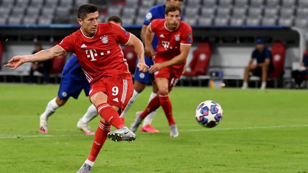 Robert Lewandowski z Bayernu střílí gól v Lize mistrů