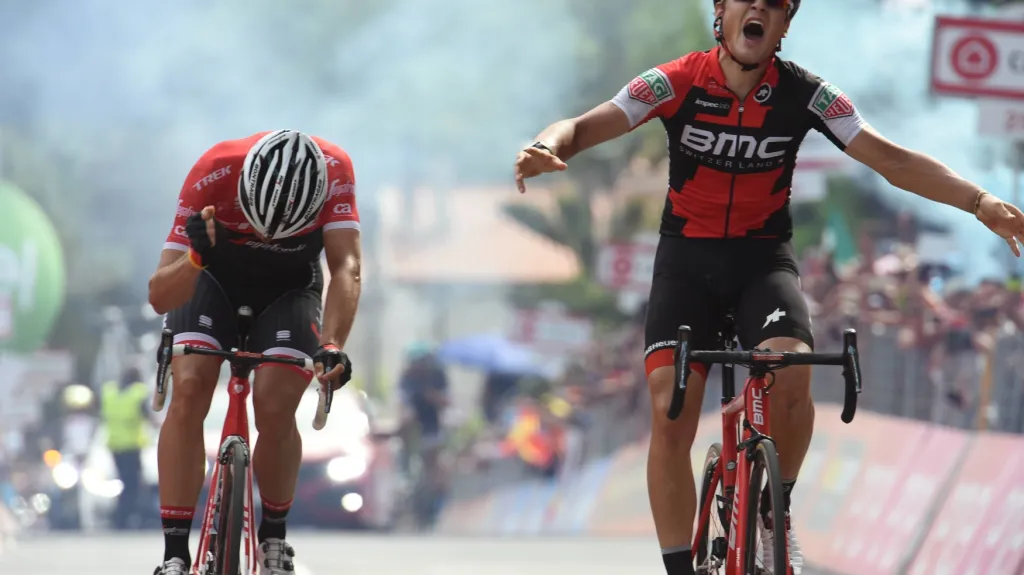 Silvan Dillier (vpravo) poráží Jaspera Stuyvena