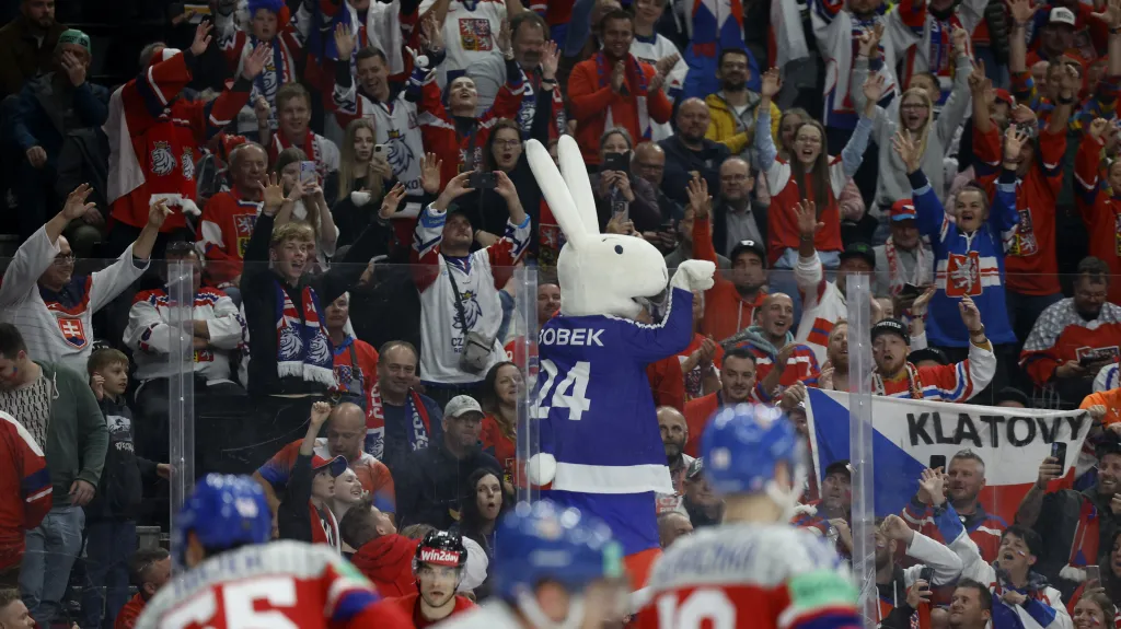 Hokejoví fanoušci a jeden z maskotů MS 2024