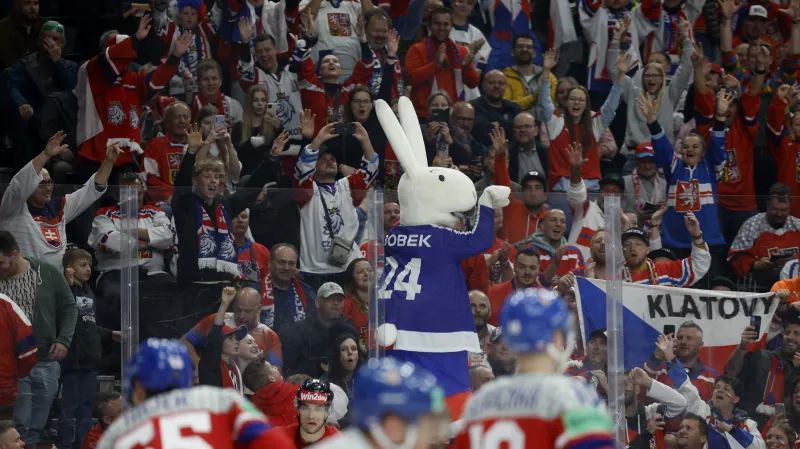 Hokejoví fanoušci a jeden z maskotů MS 2024