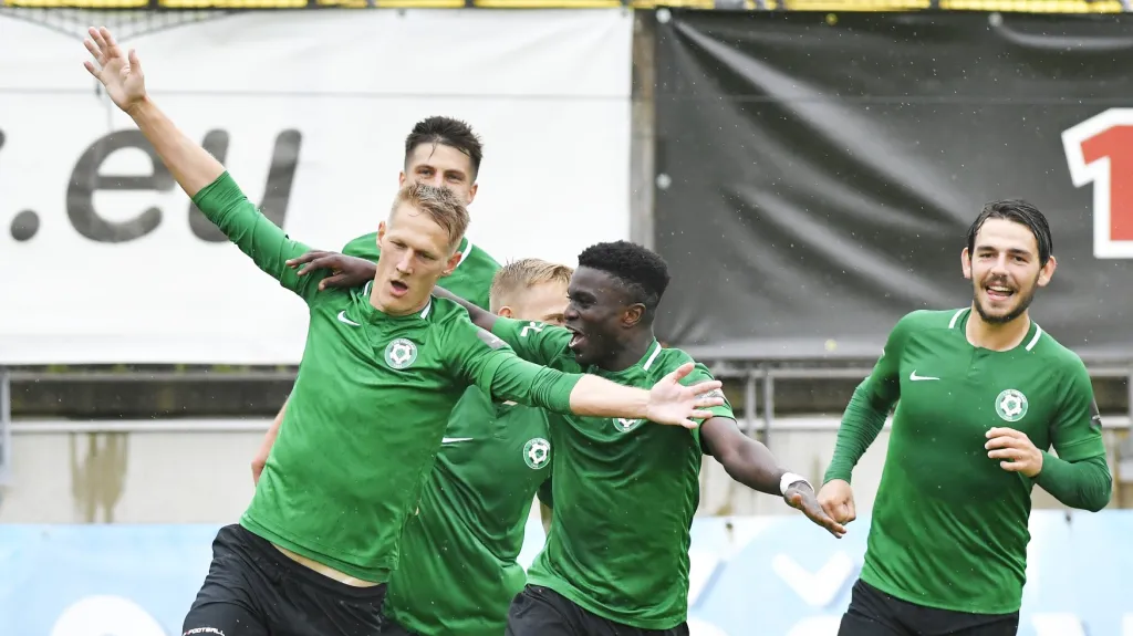 Michal Škoda (vlevo) se raduje z gólu Příbrami