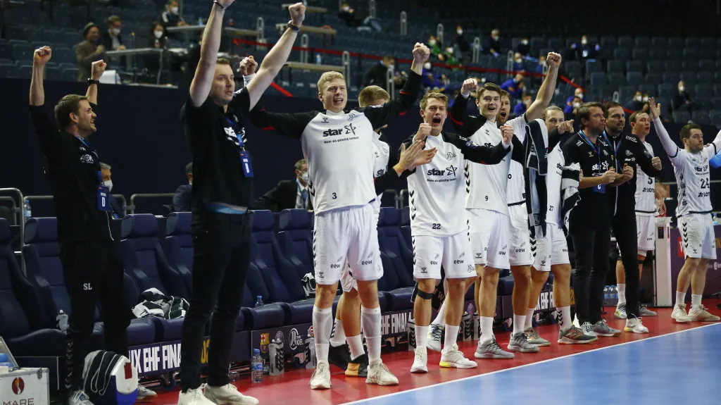 Český trenér Filip Jícha (druhý zleva) na lavičce Kielu