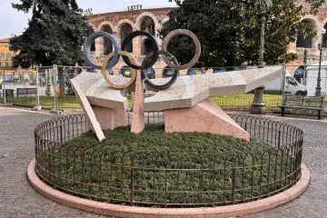 Olympijské kruhy před amfiteátrem ve Veroně