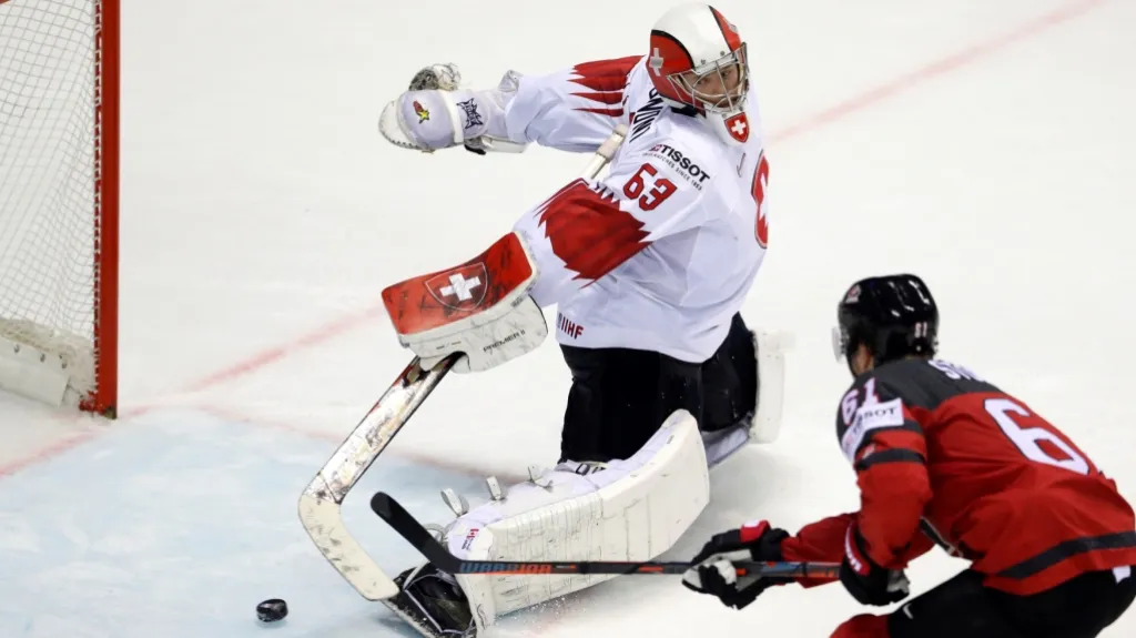 Mark Stone z Kanady rozhoduje čtvrtfinále MS proti Švýcarsku