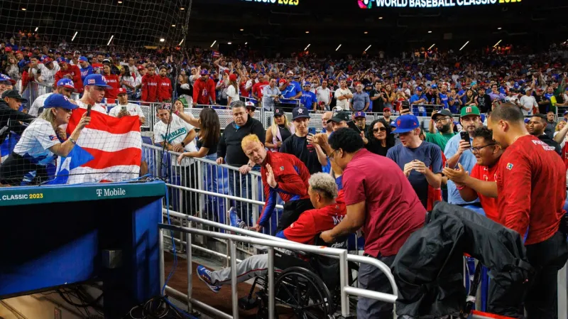 Zraněný Edwin Díaz je odvážen do útrob stadionu