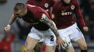 Fotbalisté Sparty se radují ze vstřeleného gólu