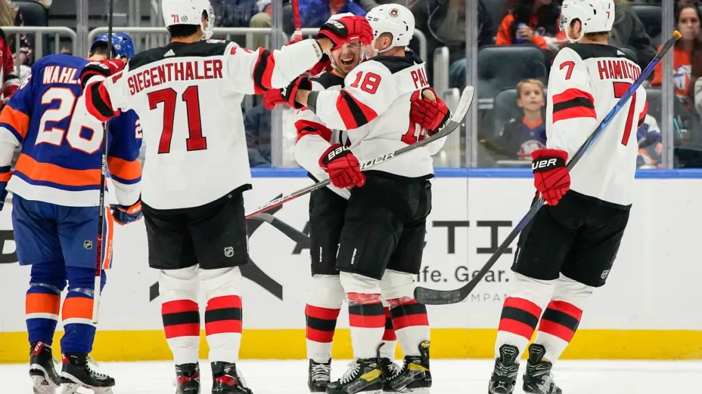 Ondřej Palát slaví gól se spoluhráči