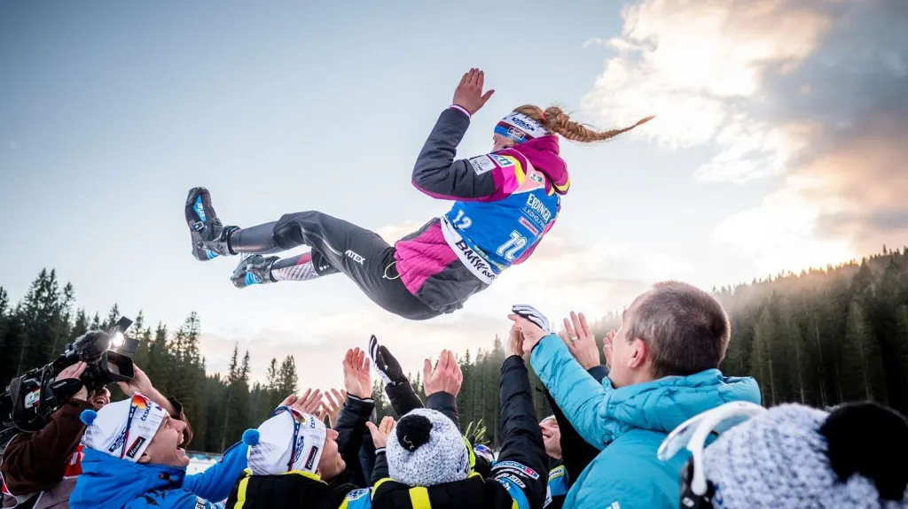 Český tým oslavuje třetí místo Markéty Davidové ve vytrvalostním závodě v Pokljuce