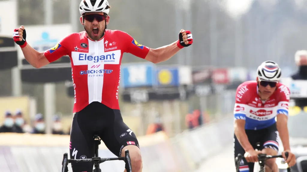 Kasper Asgreen slaví před Mathieuem van der Poelem