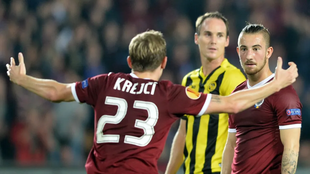 Ladislav Krejčí se raduje z gólu Lukáše Váchy