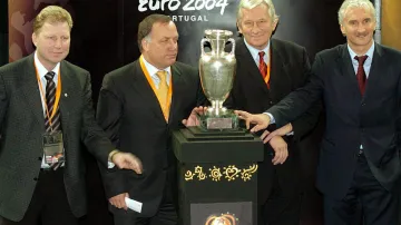 30.11.2003, Karel Brückner na losování Eura 2004 pózuje u trofeje pro vítěze