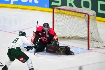 Brankář Sparty Josef Kořenář inkasuje proti Färjestadu