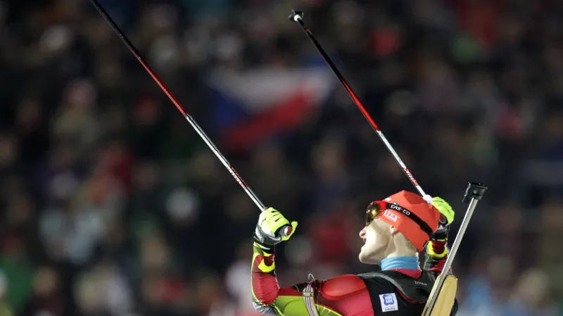 Ondřej Moravec slaví před zaplněnou Vysočina Arenou zisk bronzu