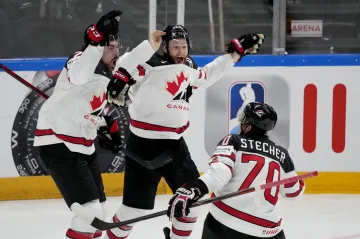 Radost Kanaďanů – vlevo Nick Paul, vedle něj Connor Brown