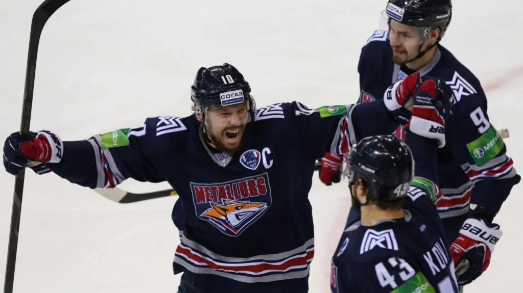 Radost hráčů Magnitogorsku, kapitána Mozjakina a Jana Kováře (vpravo)