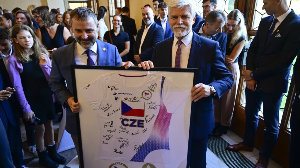 Prezident Petr Pavel (vpravo) přijal sportovce a sportovkyně z Her v Paříži