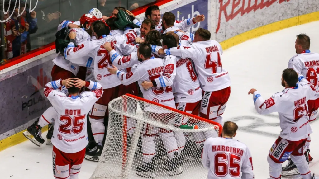 Hokejisté Třince se radují ze zisku mistrovského titulu