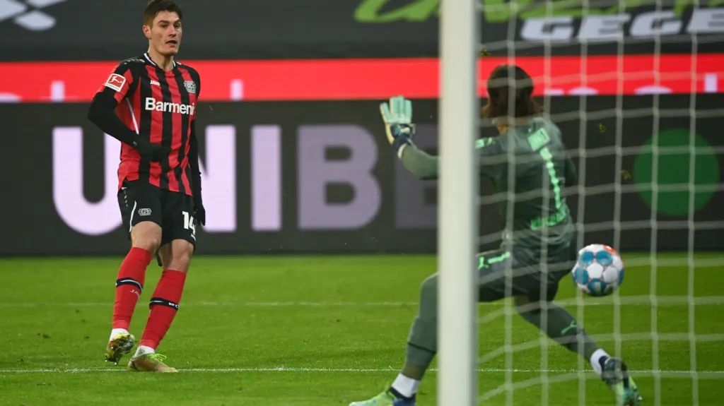 Patrik Schick zakončuje v utkání s Mönchengladbachem