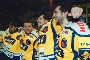 Martin Hamrlík a Miroslav Okál (uprostřed) se radují se spoluhráči z titulu