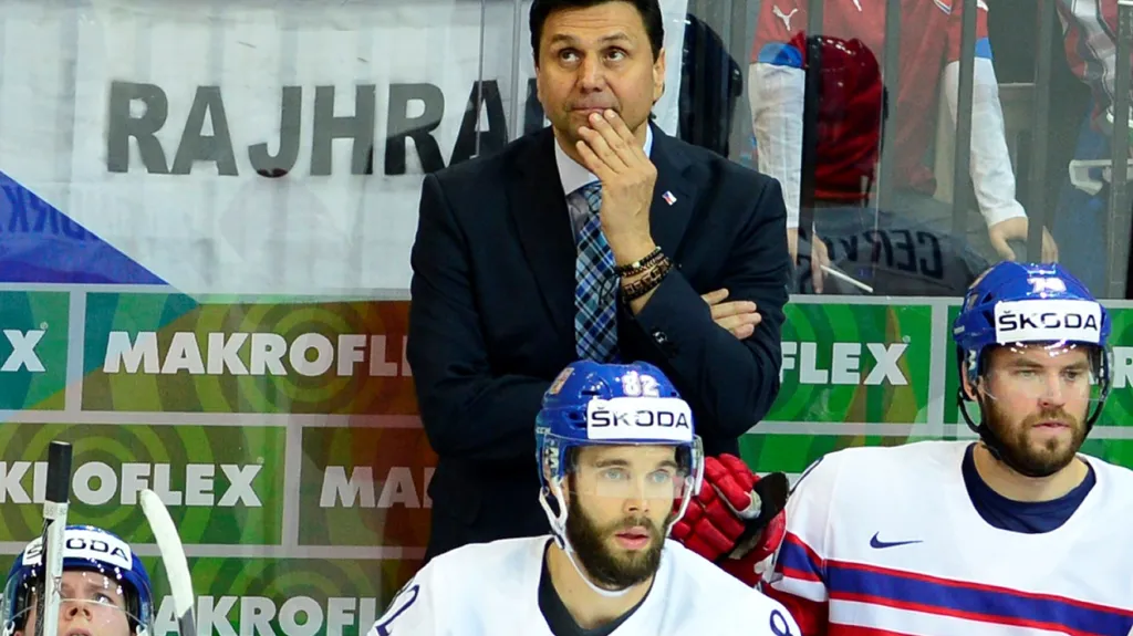 Trenér Vladimír Růžička (uprostřed) na lavičce české hokejové reprezentace