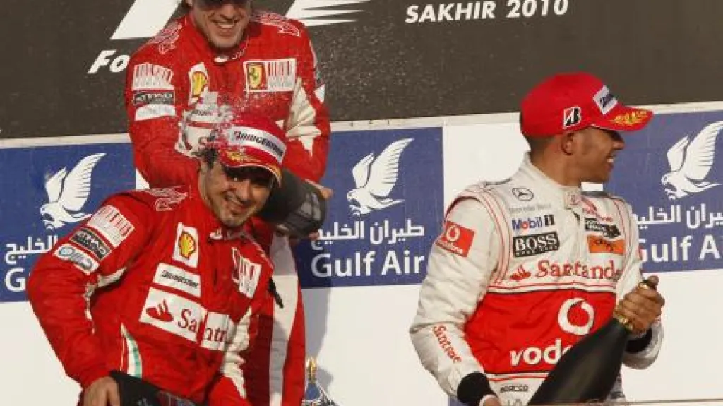 Jezdci oslavují na stupních vítězů po VC Bahrajnu