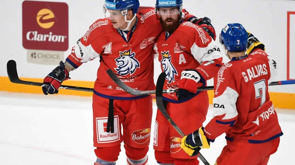 Filip Hronek (uprostřed) se raduje s Andrejem Nestrašilem