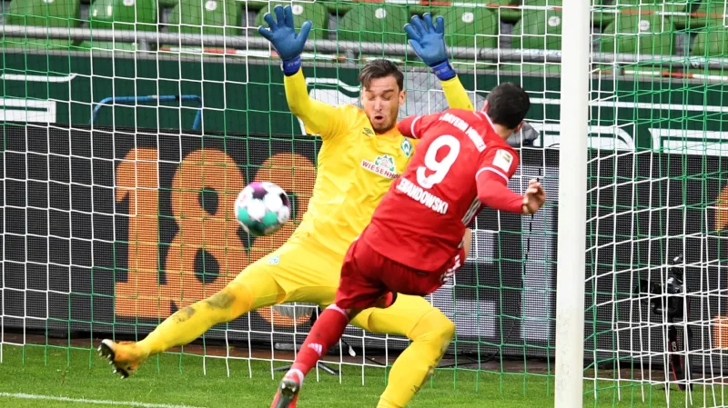 Lewandowski střílí Pavlenkovi historický gól