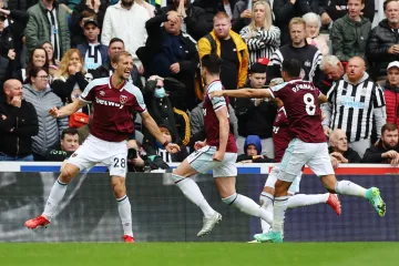 Tomáš Souček (vlevo) oslavuje gól se spoluhráči z West Hamu