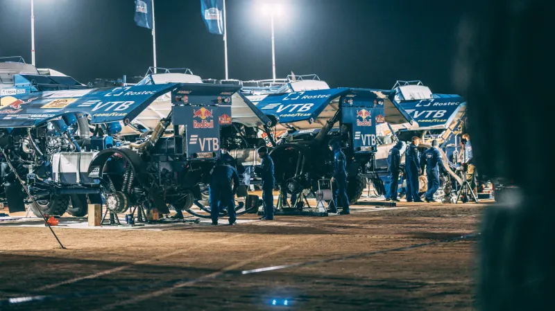 Kamiony Kamaz během oprav v bivaku na Rallye Dakar
