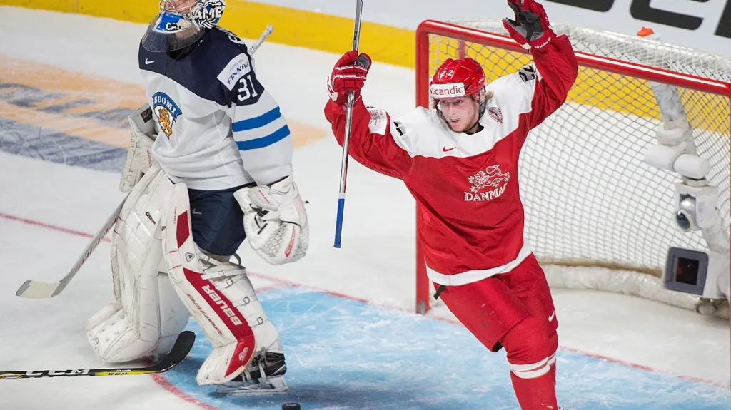 Dán Frederik Hoeg se raduje z gólu v síti Finska