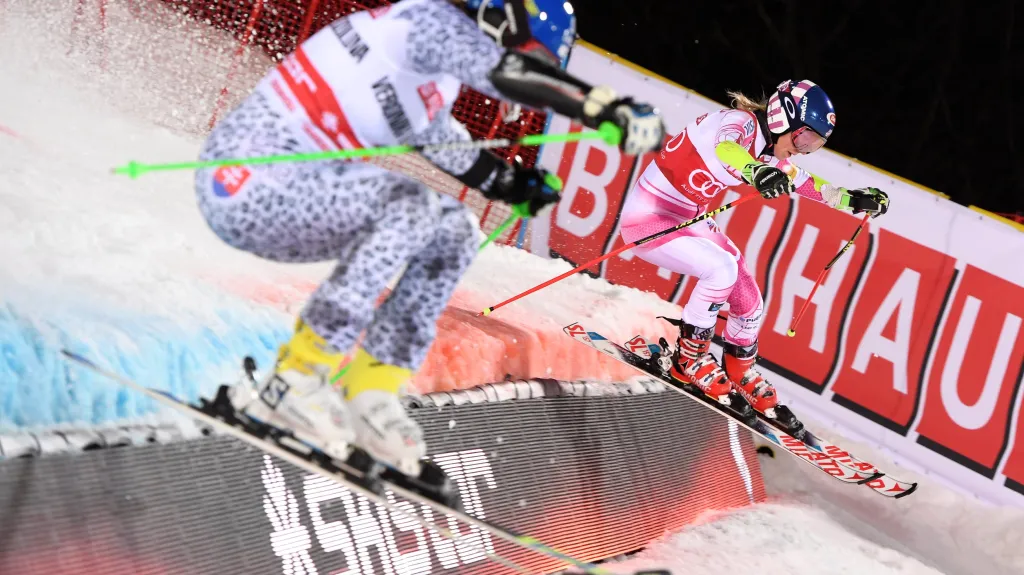 Mikaela Shiffrinová (vpravo) v paralelním slalomu