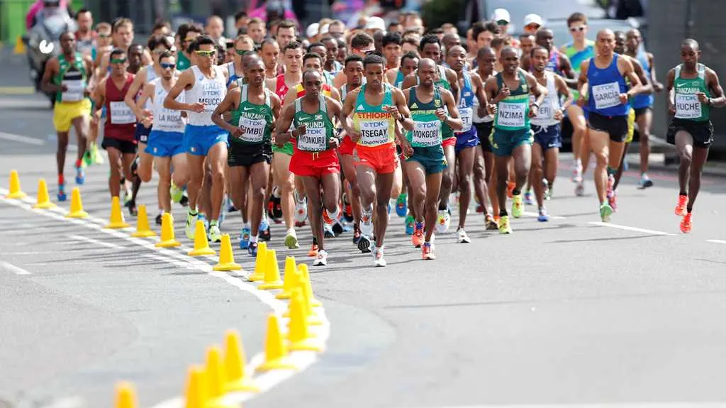 Maraton na MS v Londýně - v popředí dresy tradičních velmocí