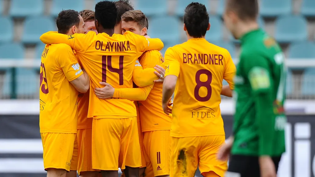 Fotbalisté Dukly Praha slaví rozhodující gól proti Jablonci