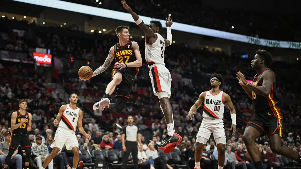 Vít Krejčí v dresu Hawks v akci