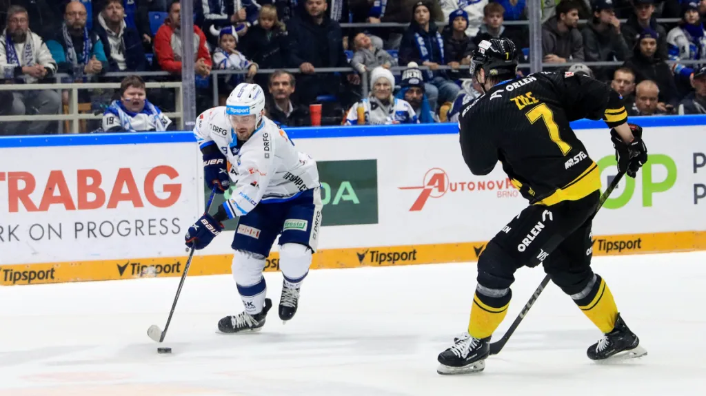 Brněnský útočník Jakub Flek v utkání s Litvínovem