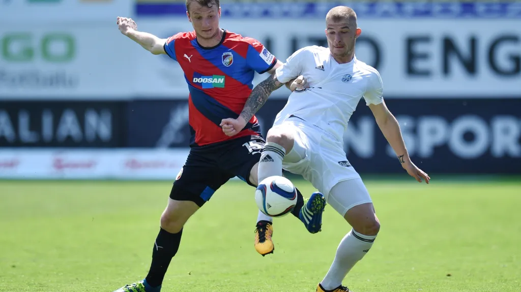 Pavel Čmovš z Boleslavi (vpravo) v souboji s Michaelem Krmenčíkem z Plzně