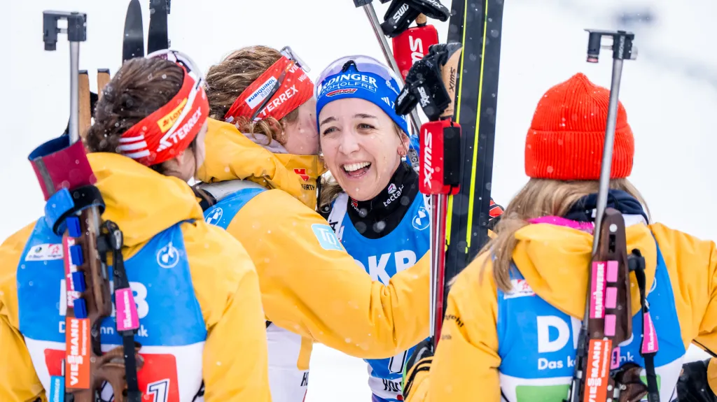 Franziska Preussová se raduje s Němkami ze štafetového vítězství