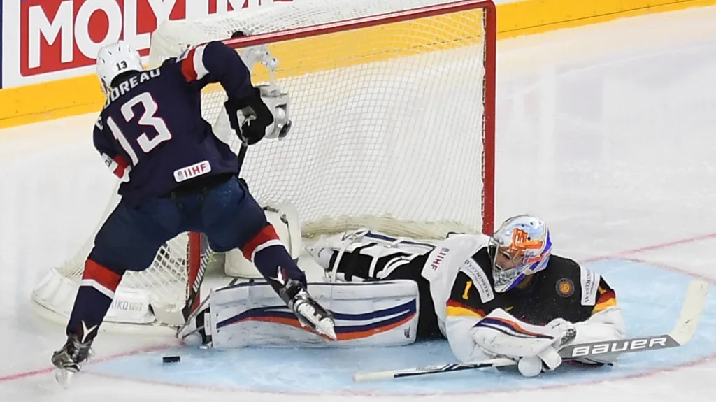 Německý brankář Thomas Greiss kryje šanci Johnnyho Gaudreaua z USA
