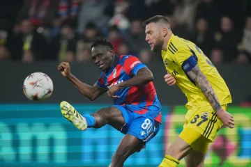 Prince Kwabena Adu a Milan Škriniar v utkání Plzně s Fenerbahce