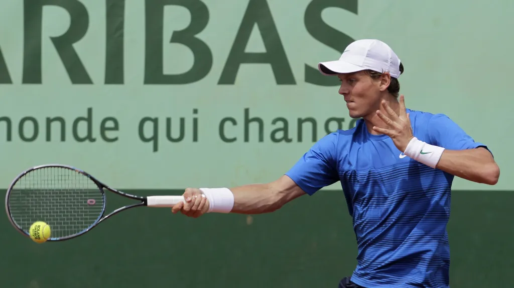 Tomáš Berdych v utkání s Michaelem Llodrou