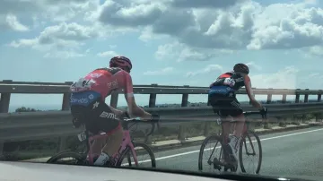 Rohan Dennis za zády Kiliana Frankinyho v 5. etapě Giro d'Italia