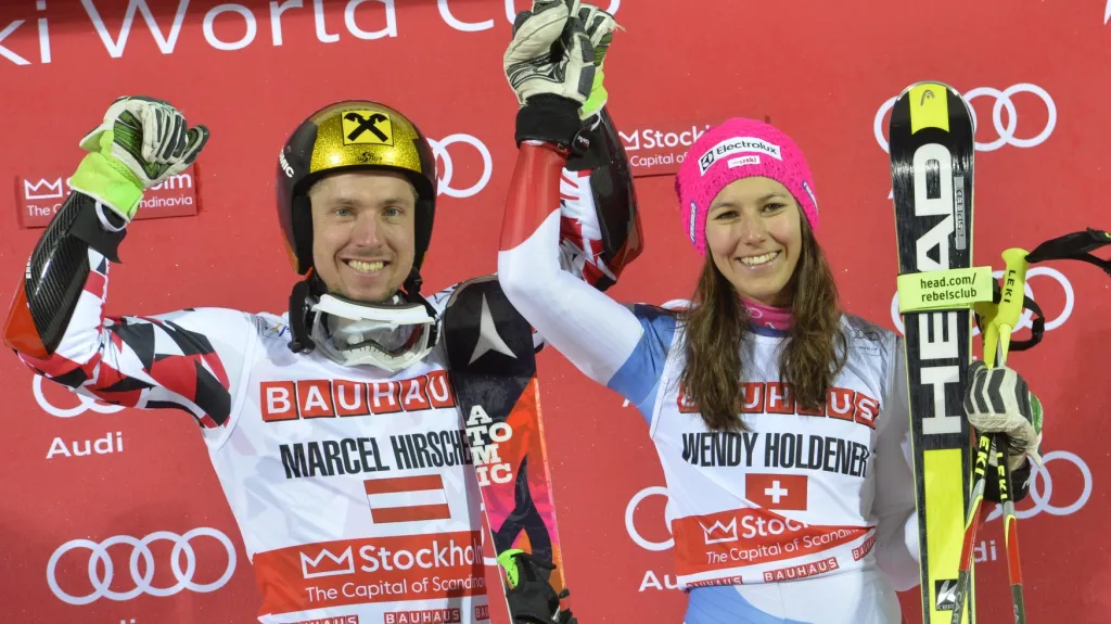 Vítězové paralelního slalomu ve Stockholmu Marcel Hirscher a Wendy Holdenerová