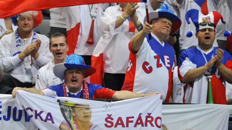 Fanoušci v ochozech O2 areny