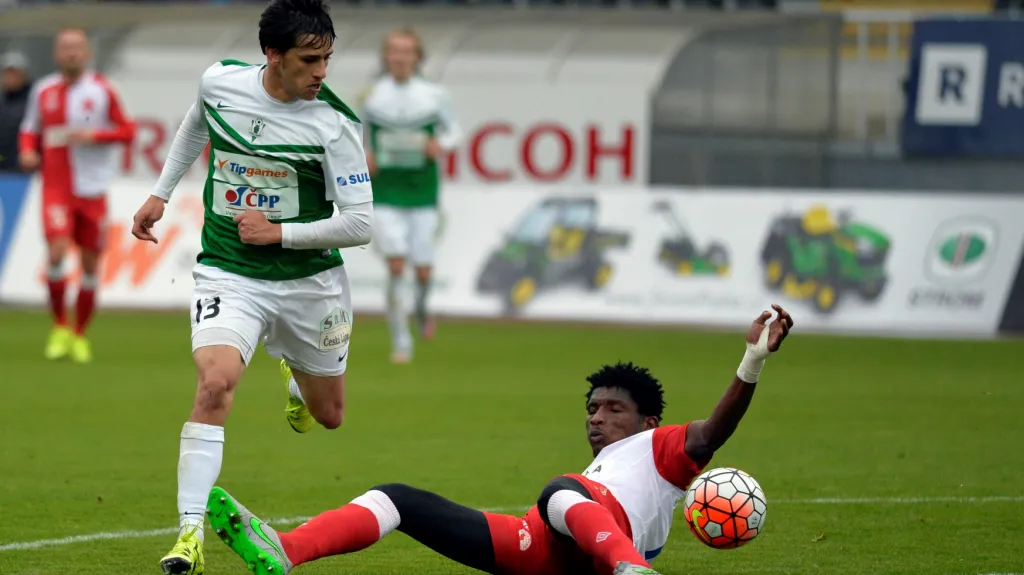 Simon Deli ze Slavie zastavuje skluzem Ruslana Mingazova z Jablonce