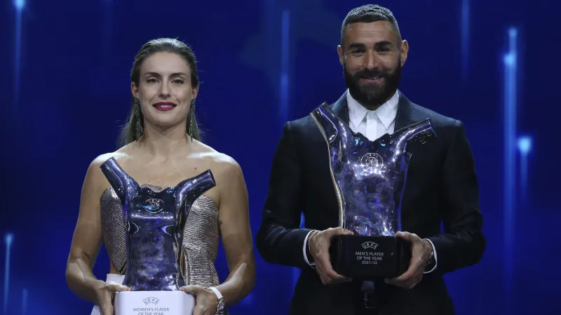 Alexia Putellasová a Karim Benzema s trofejemi pro nejlepší hráče Evropy